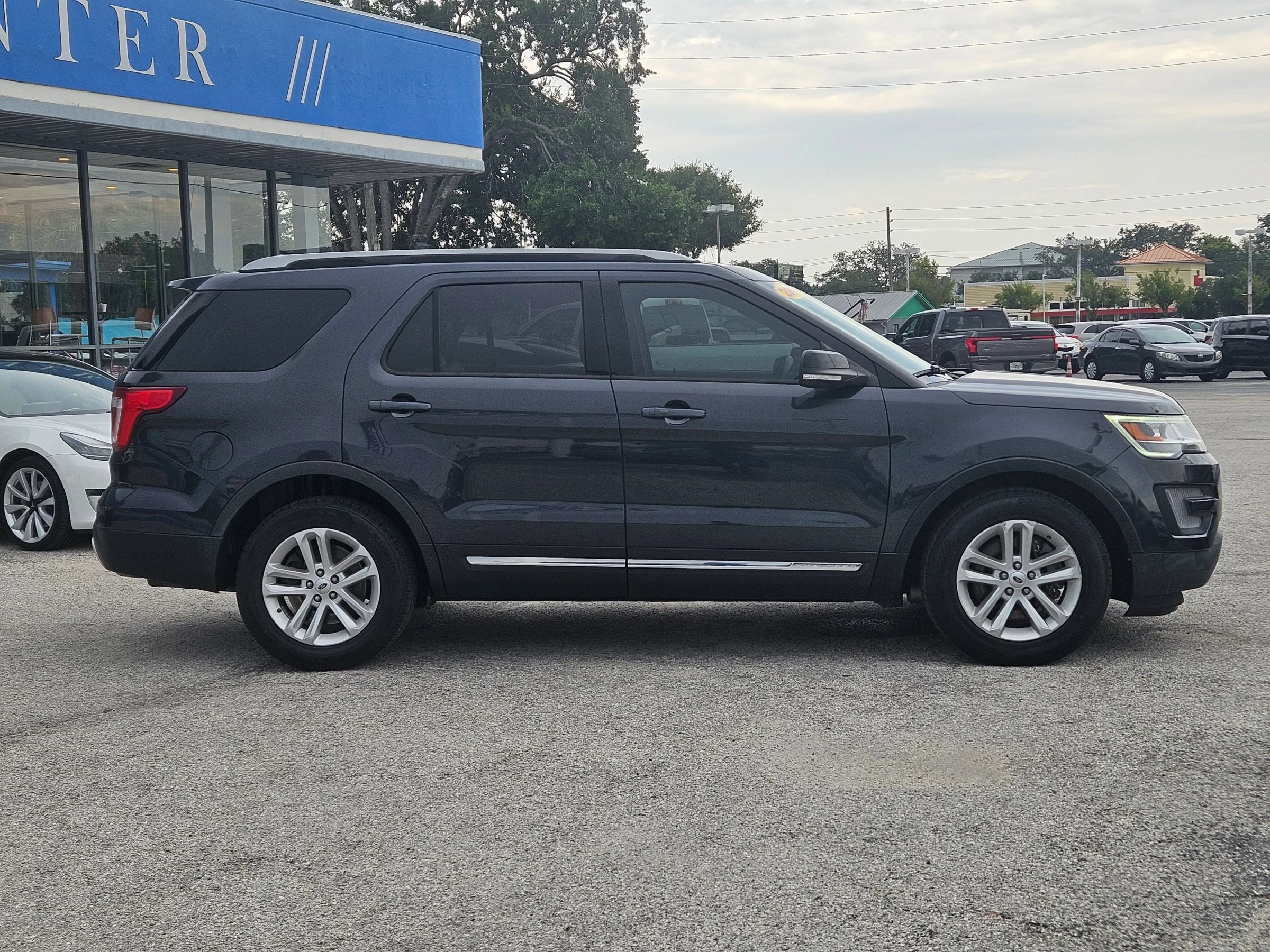 Used 2017 Ford Explorer XLT w/ Equipment Group 202A FWD image 8