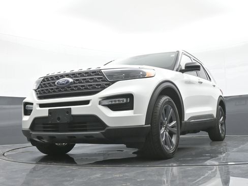 Used 2023 Ford Explorer XLT w/ Equipment Group 202A AWD/4WD image 44