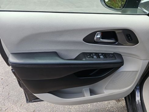 Used 2023 Chrysler Pacifica Touring-L FWD image 19
