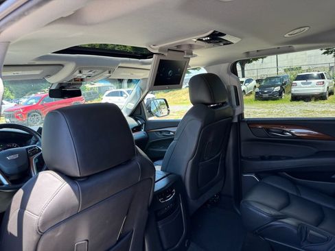 Used 2017 Cadillac Escalade Luxury AWD/4WD image 25