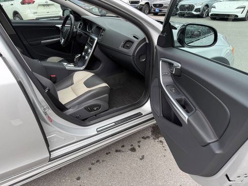 Used 2018 Volvo V60 T5 Cross Country w/ Convenience Package AWD/4WD image 8