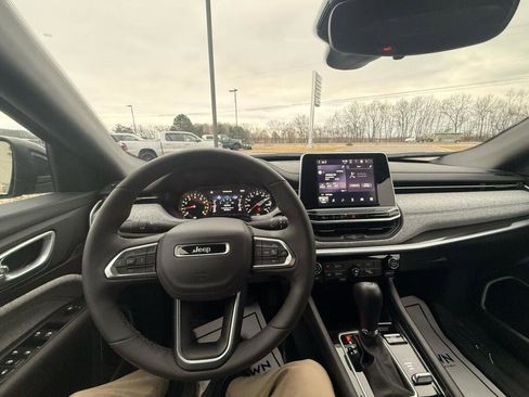 Used 2025 Jeep Compass Latitude image 11