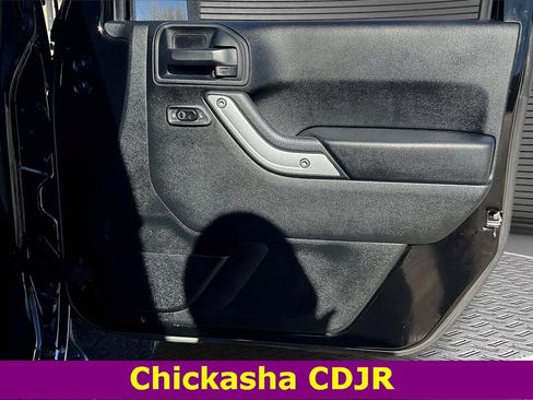 Used 2017 Jeep Wrangler Unlimited Rubicon w/ Connectivity Group image 26