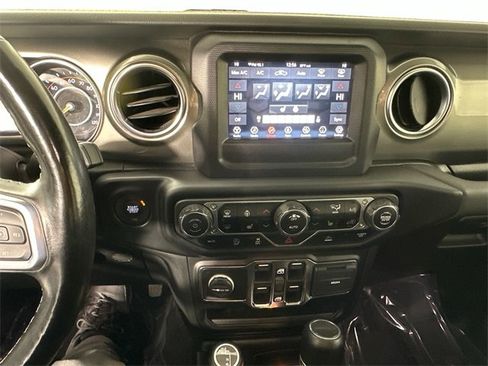 Certified 2020 Jeep Gladiator Overland w/ Cold Weather Group image 28