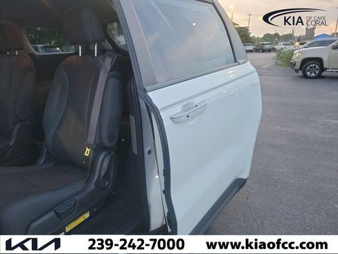 Used 2025 Kia Carnival LX FWD image 12