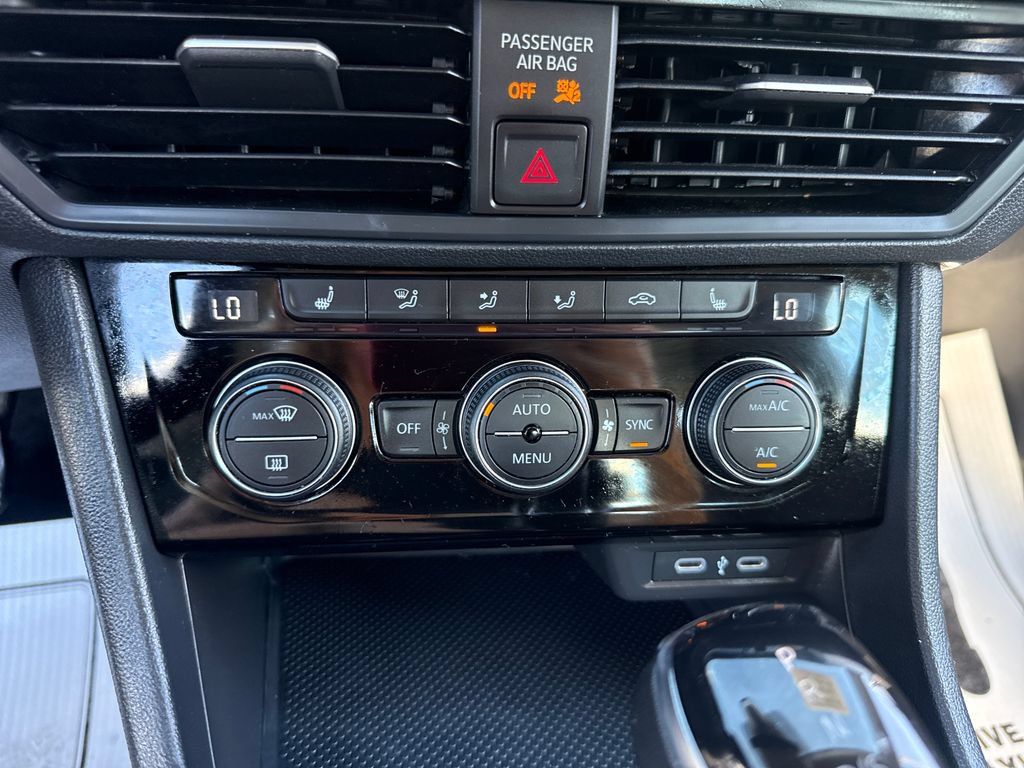 Used 2024 Volkswagen Jetta SE FWD image 31