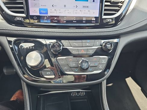 Used 2024 Chrysler Pacifica Premium FWD image 17