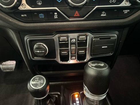 Used 2024 Jeep Wrangler Unlimited AWD/4WD image 21