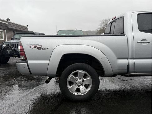 Used 2011 Toyota Tacoma PreRunner w/ TRD Sport Pkg image 28