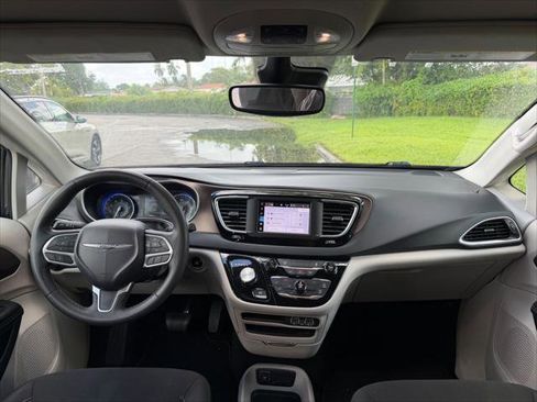 Used 2023 Chrysler Voyager LX FWD image 18