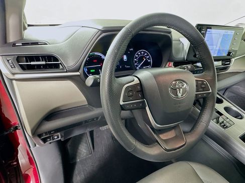 Used 2024 Toyota Sienna Limited image 11