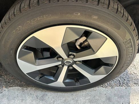Used 2025 Volvo XC40 B5 Core w/ Protection Package Premier AWD/4WD image 11