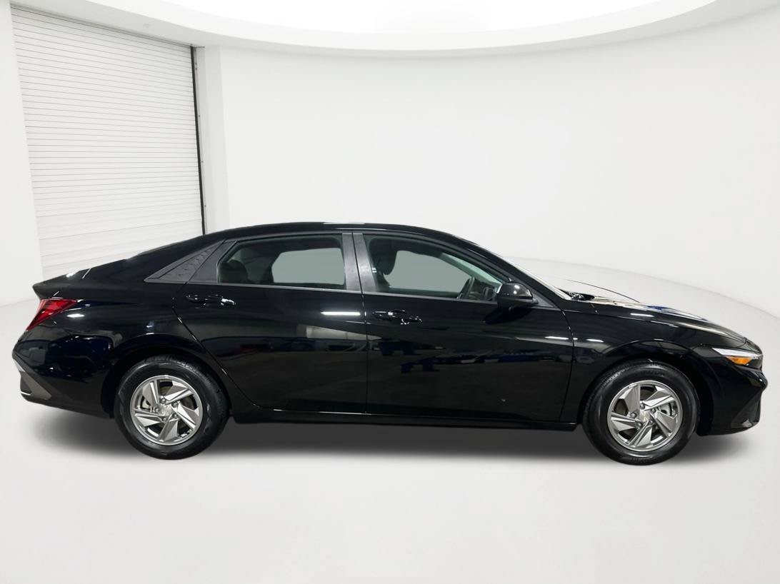 Used 2026 Hyundai Elantra SE FWD image 4