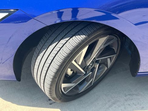Used 2025 Hyundai Elantra Limited FWD image 9