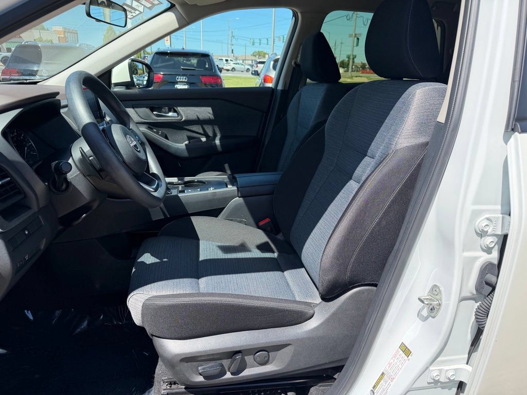 Used 2023 Nissan Rogue SV FWD image 11
