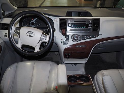 Used 2014 Toyota Sienna XLE image 10