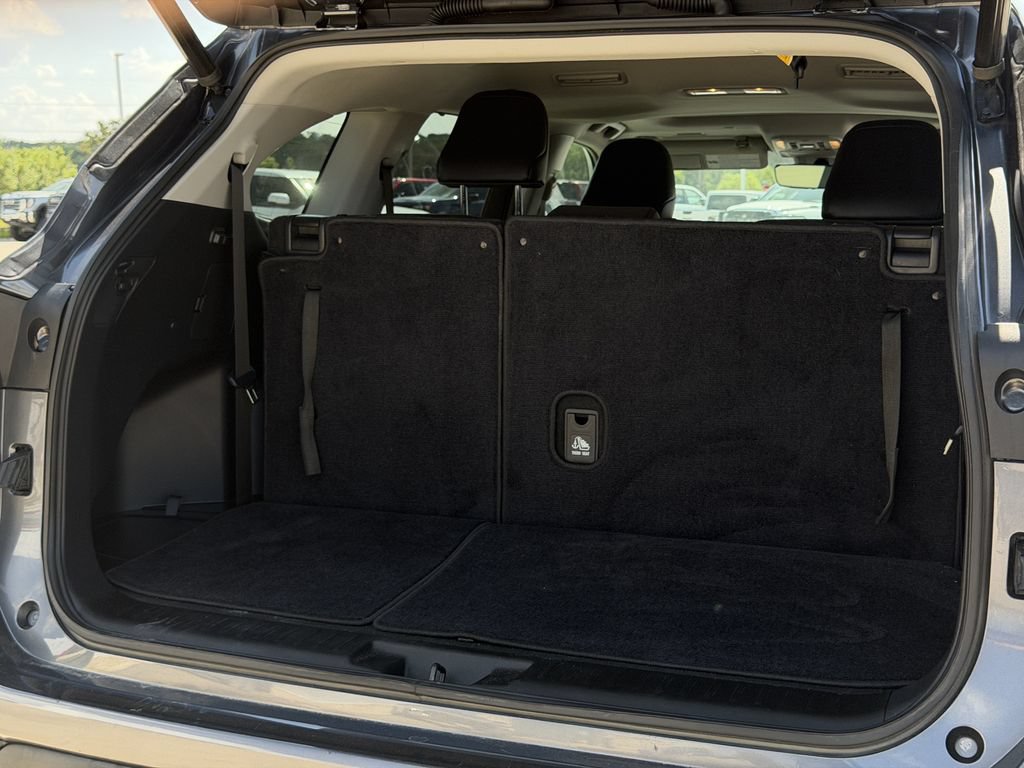 Used 2021 Toyota Highlander XLE FWD image 29