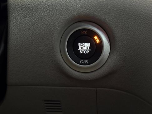 Used 2024 Chrysler Pacifica Touring-L FWD image 23