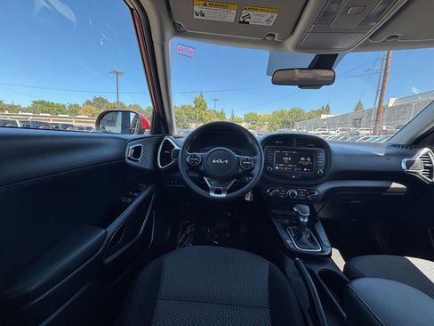 Used 2025 Kia Soul LX w/ LX Technology Package FWD image 32