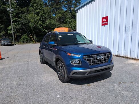 Used 2024 Hyundai Venue Limited FWD image 1