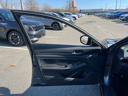 Used 2024 Nissan Altima 2.5 SV image 25