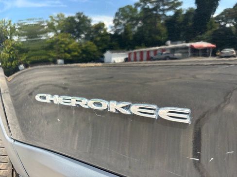 Used 2019 Jeep Cherokee Latitude Plus w/ Cold Weather Group AWD/4WD image 31