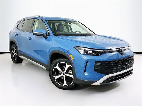 New 2025 Volkswagen Tiguan SE image 1