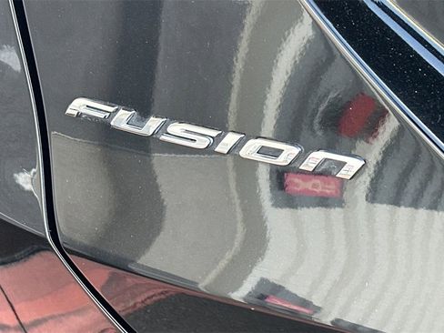 Used 2018 Ford Fusion SE image 25