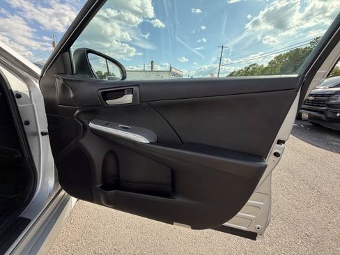Used 2014 Toyota Camry SE w/ Moonroof Package FWD image 12