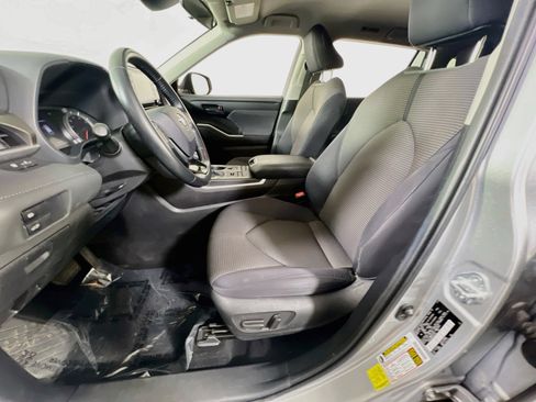 Used 2021 Toyota Highlander LE AWD/4WD image 19
