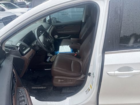 Used 2025 Honda Odyssey Touring image 3