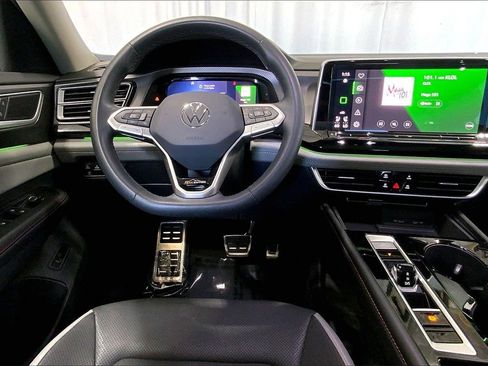 Used 2024 Volkswagen Atlas Peak Edition SE image 4