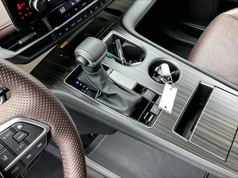 Used 2024 Toyota Sienna Platinum image 16