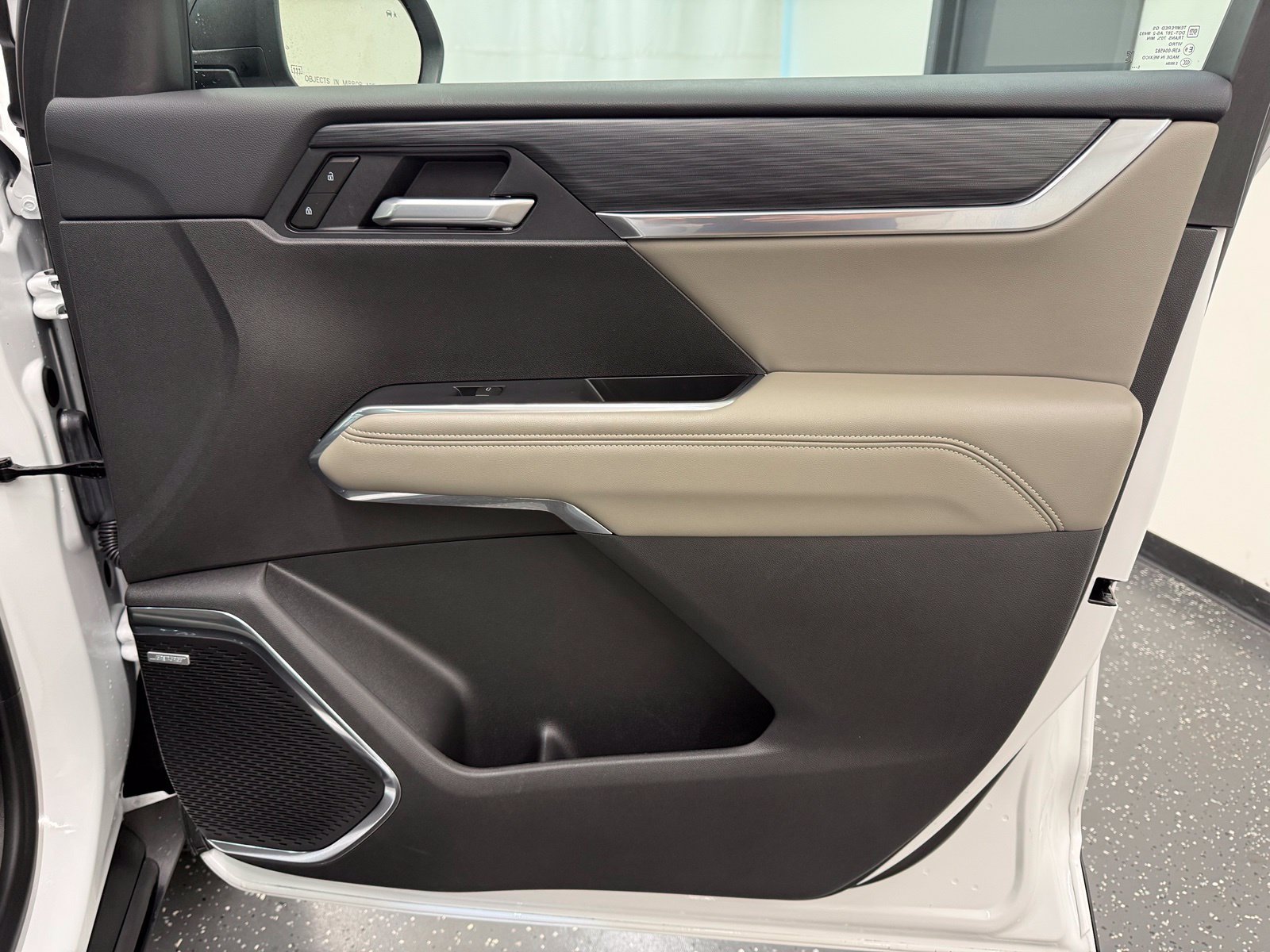 Used 2026 GMC Acadia Elevation w/ Elevation Premium Package FWD image 8