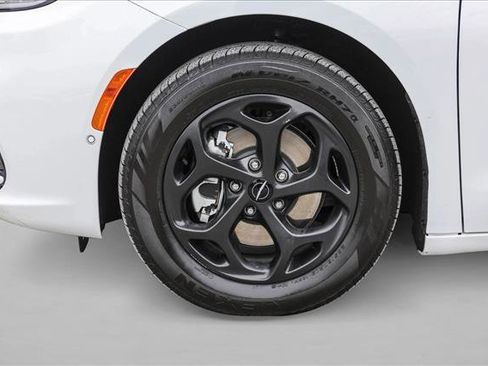 Used 2024 Chrysler Pacifica Premium image 9