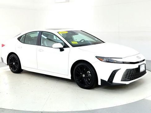 Used 2025 Toyota Camry Hybrid FWD image 7