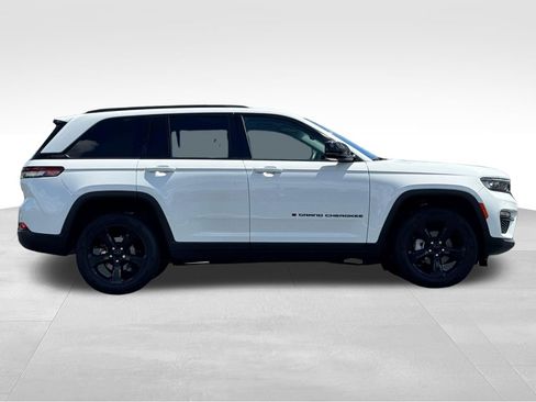 Used 2023 Jeep Grand Cherokee Limited w/ Black Appearance Package AWD/4WD image 8