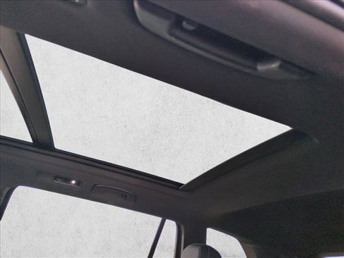 Used 2023 Volkswagen Tiguan SE R-Line image 18