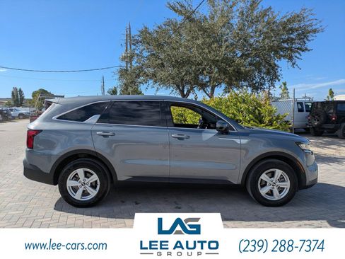 Used 2021 Kia Sorento LX image 2