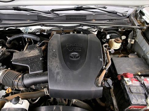 Used 2017 Toyota Tacoma SR5 w/ Tow Package RWD image 32