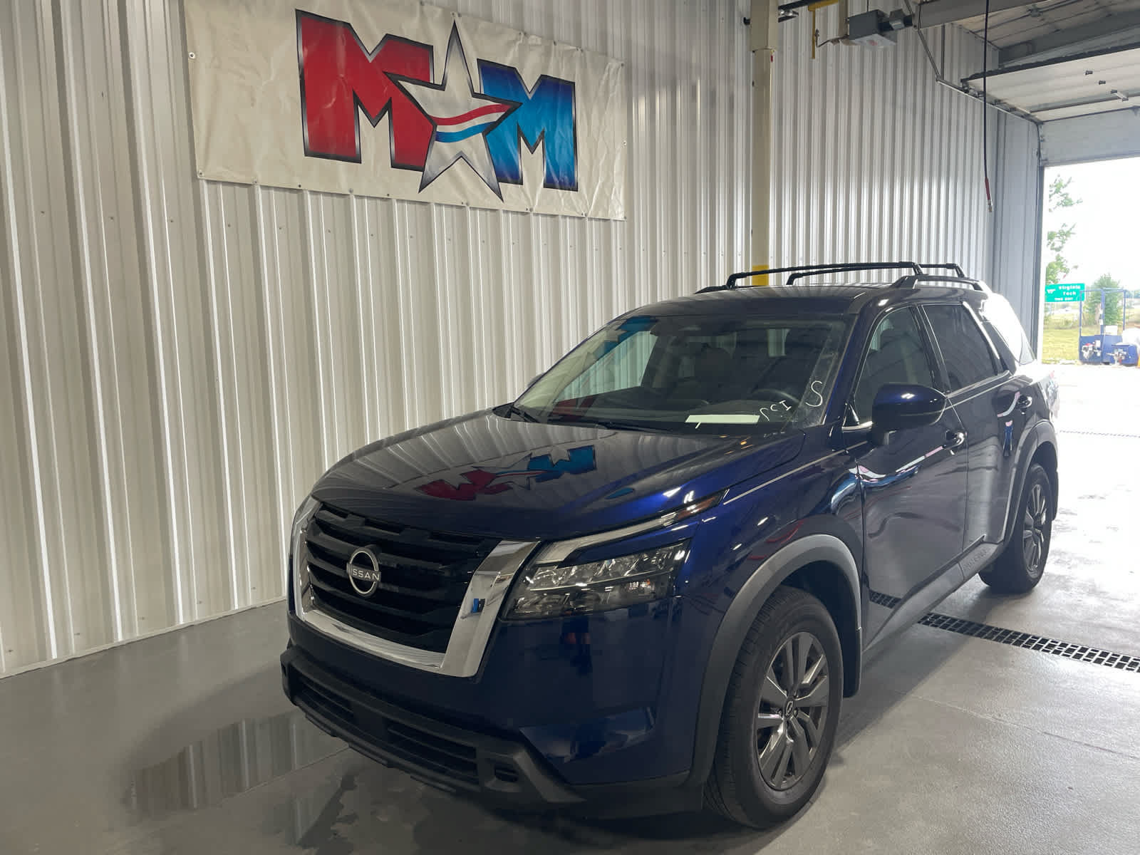 Used 2024 Nissan Pathfinder SV AWD/4WD image 2