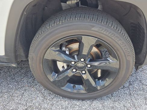 Used 2024 Jeep Grand Cherokee Altitude image 16