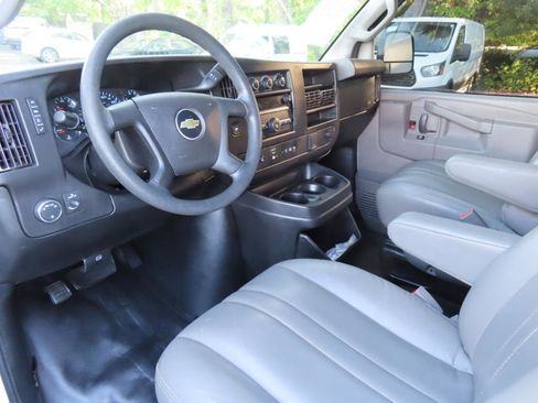 Used 2020 Chevrolet Express 2500 RWD image 4