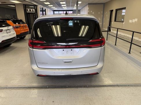 Used 2024 Chrysler Pacifica Touring-L image 7