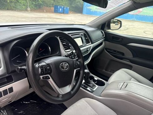 Used 2016 Toyota Highlander LE FWD image 18