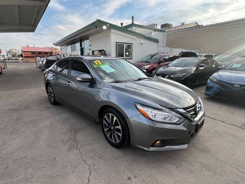 Used 2017 Nissan Altima 2.5 SL w/ Moonroof Package FWD image 2