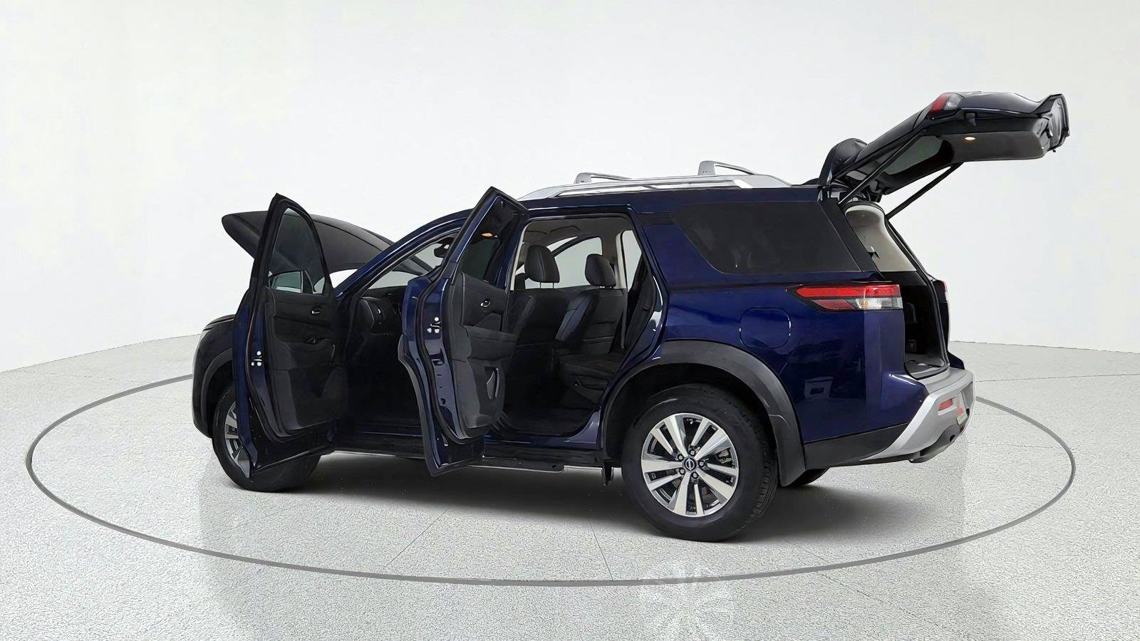 Used 2025 Nissan Pathfinder SL AWD/4WD image 12