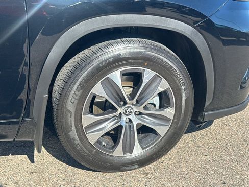 Used 2022 Toyota Highlander XLE AWD/4WD image 44