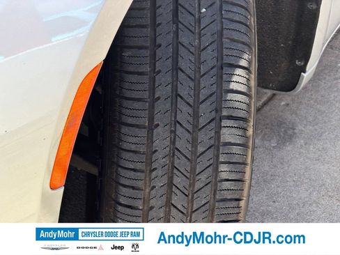 Used 2024 Chrysler Pacifica Touring-L FWD image 8