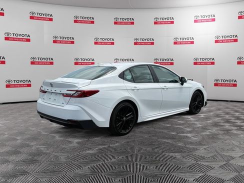 Used 2025 Toyota Camry SE FWD image 5